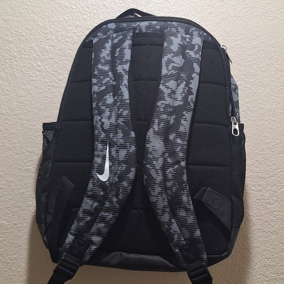 NWTNike Black and Gray Big Kids Backpack - Picture 5 of 8